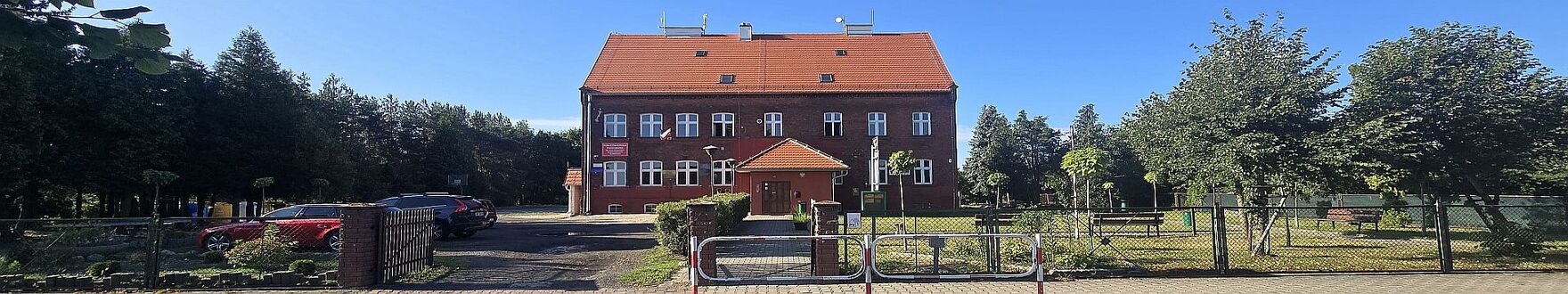 Budynek szkoły w W&oacute;cicach